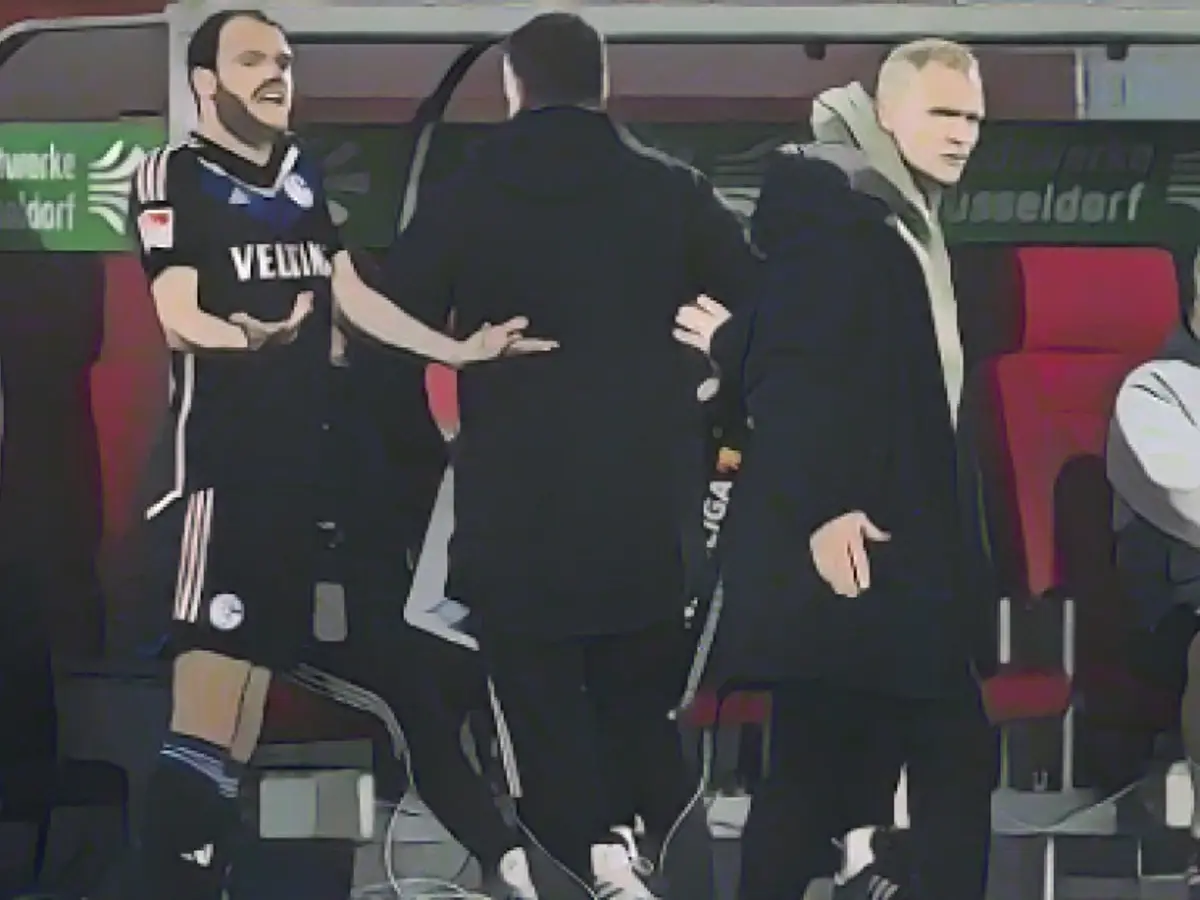 Schalke boss threatens players with sacking!