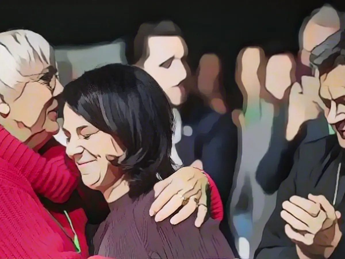 This party will not let the traffic light collapse