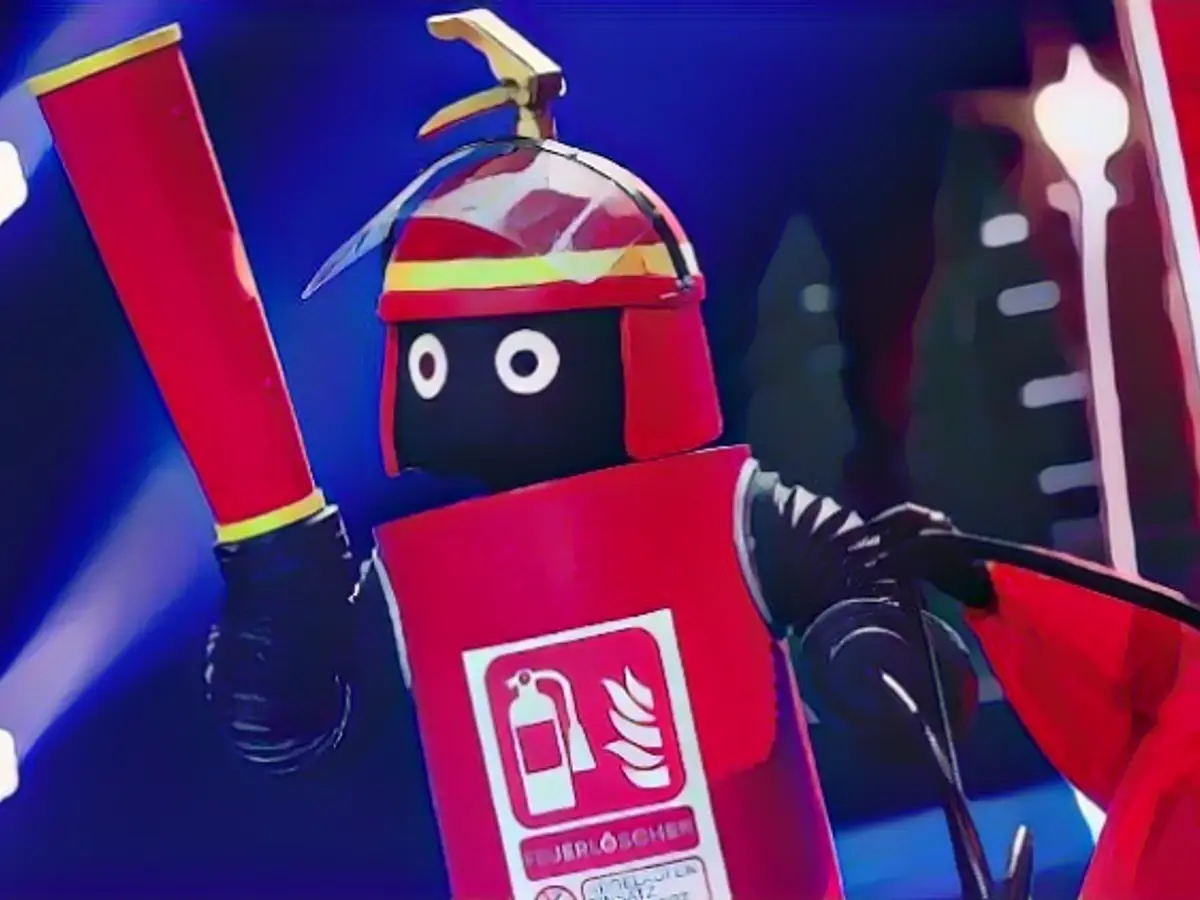 Fire extinguisher reveals itself