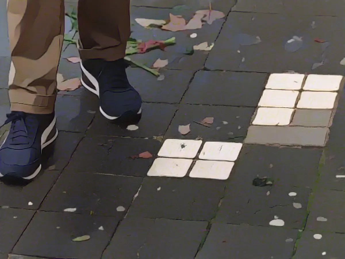 Stumbling stones smeared with swastikas: Witnesses wanted