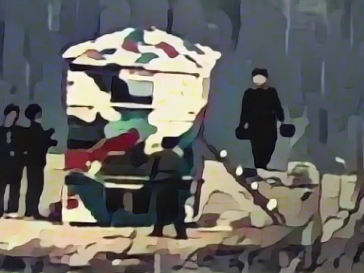 Kim sends soldiers to South Korea border