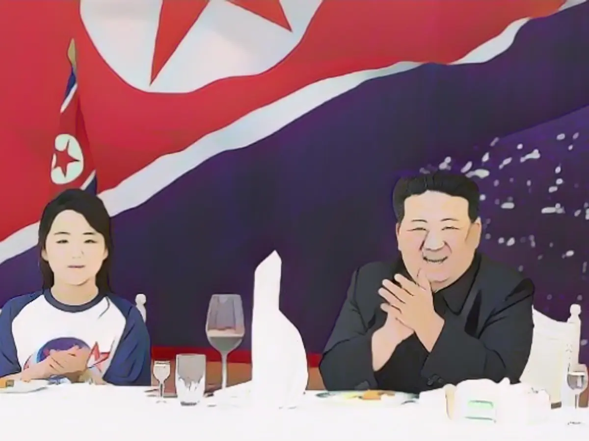 Kim studies spy pictures of the White House