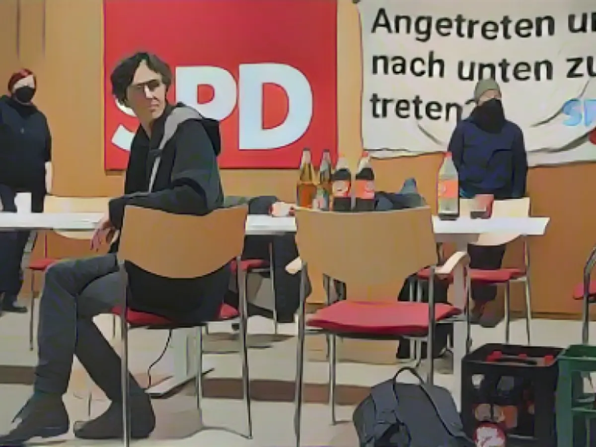 Asylum activists plunder SPD drinks supply