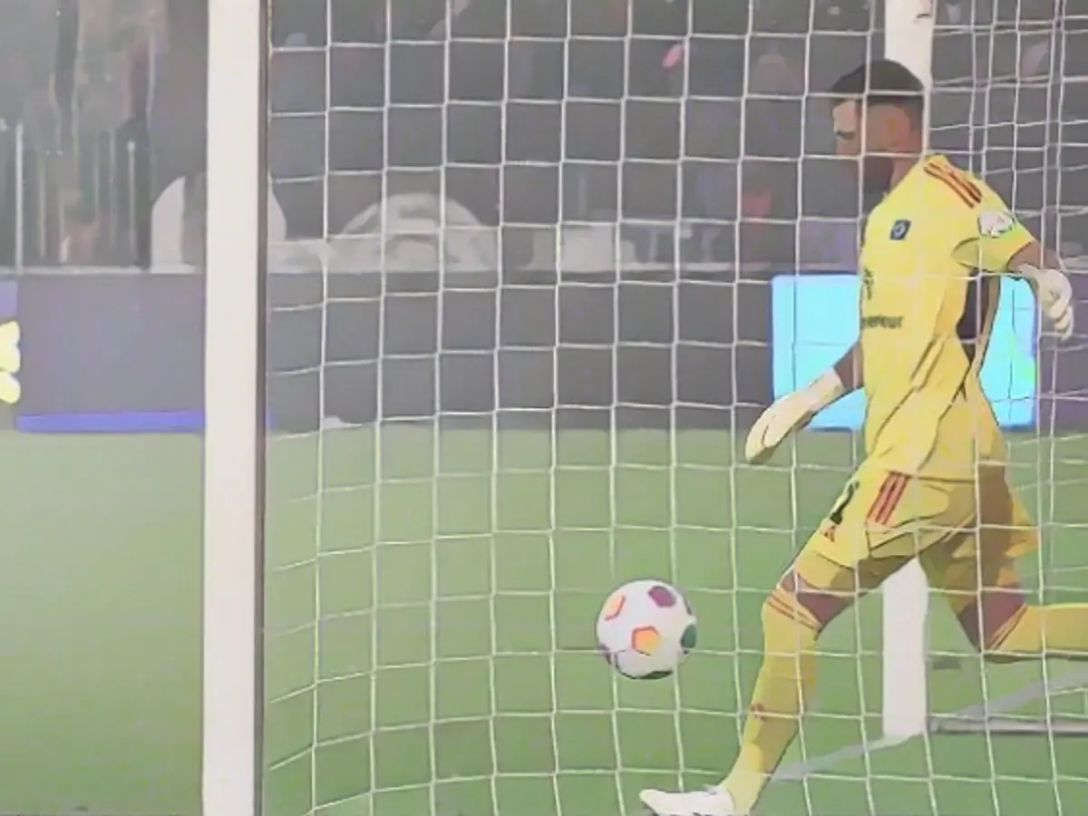 HSV scores the worst own goal of the decade