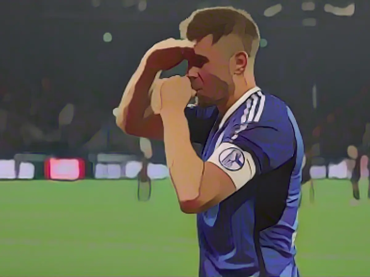 Terodde announces baby news after Schalke goal