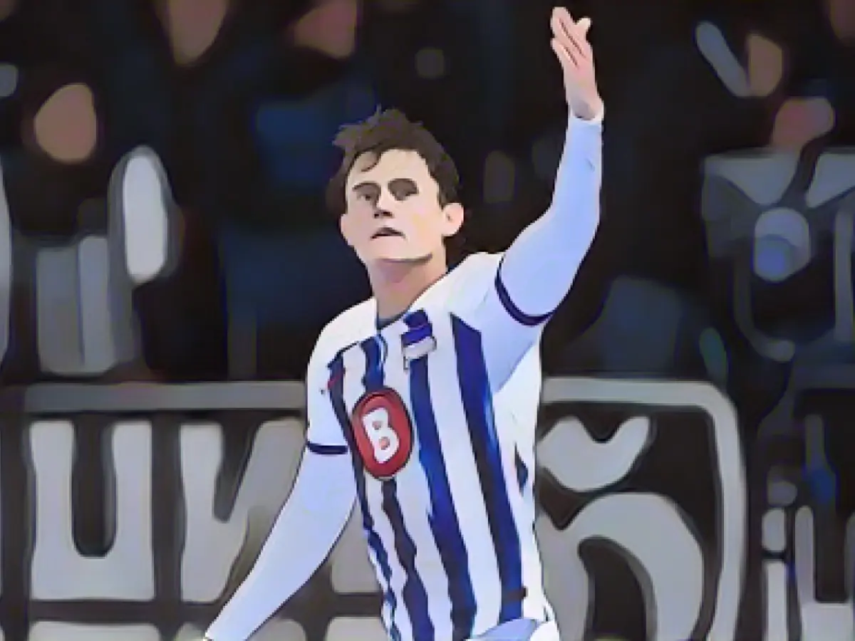 Reese fights against "masculinity posturing": Feminine facets