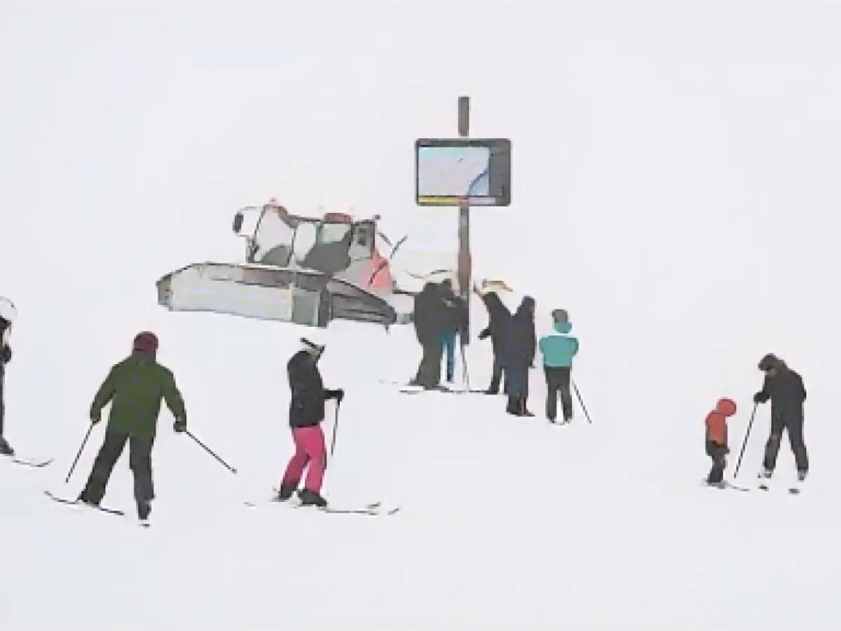 Ski season on the Zugspitze starts with fresh snow and fog