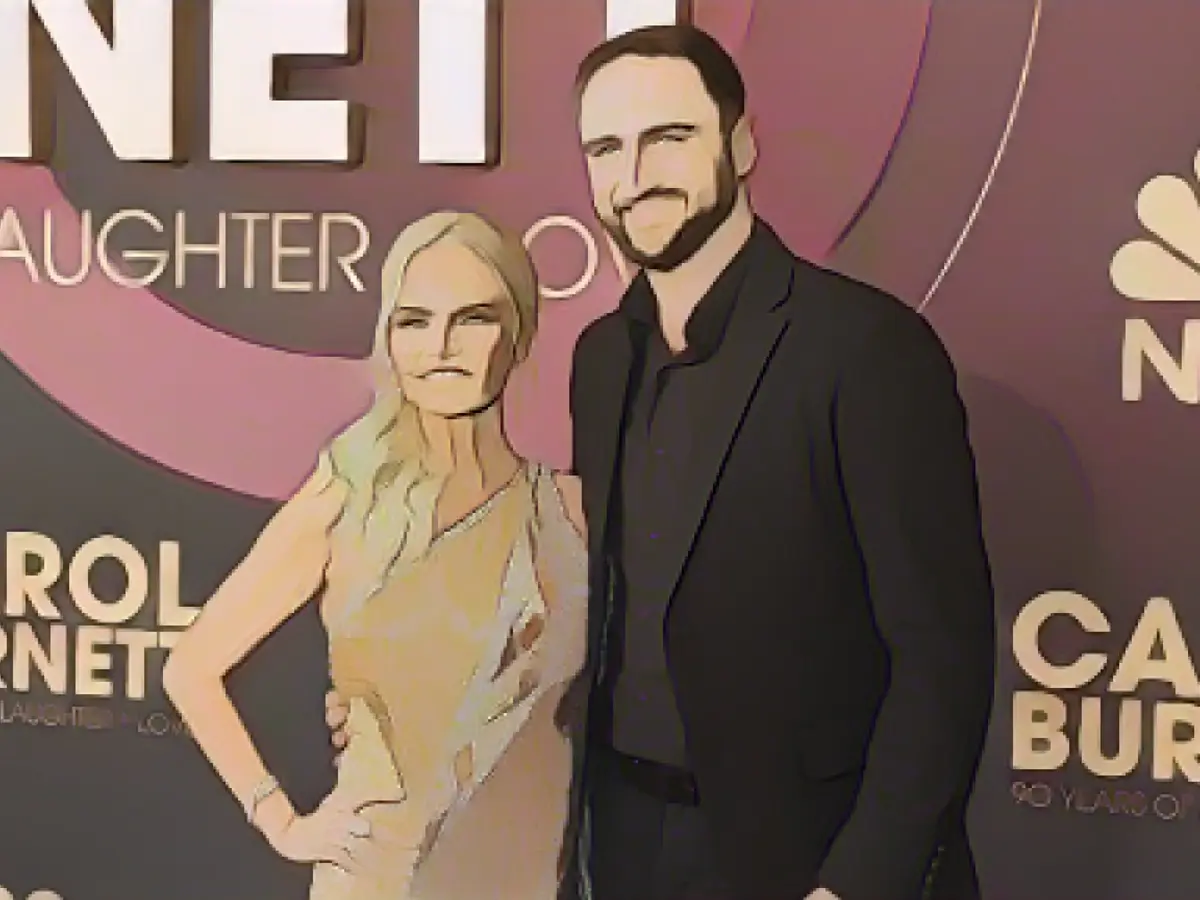 Kristin Chenoweth marries musician Josh Bryant