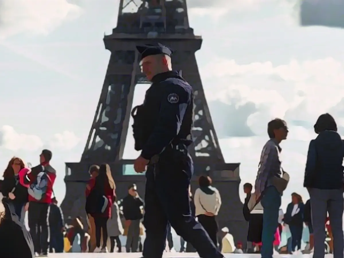 Knife attacker kills people in Paris