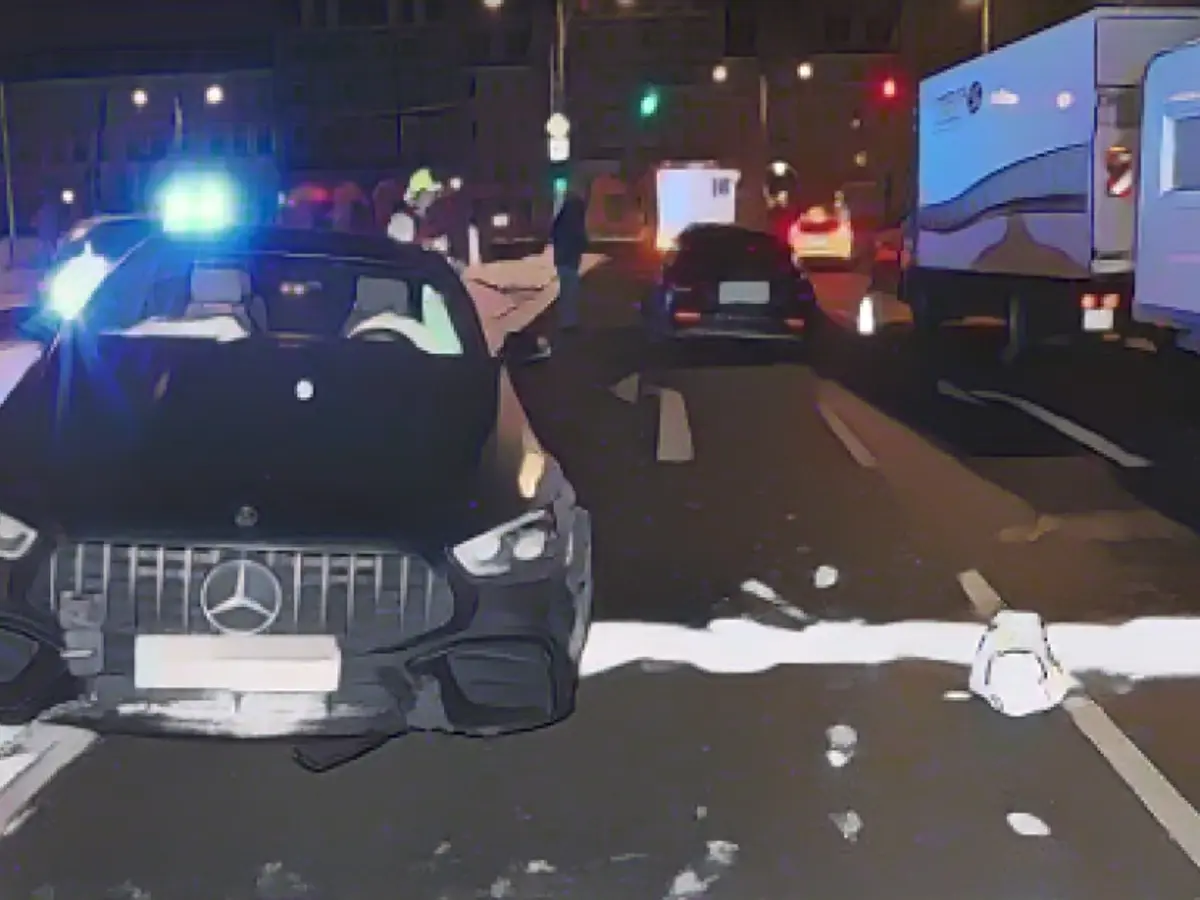 Mercedes on summer tires crashes into oncoming traffic