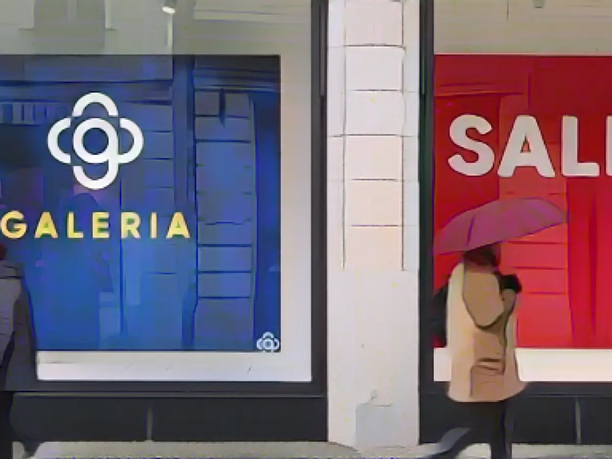 Galeria twilight at Christmas time - who will grab it?