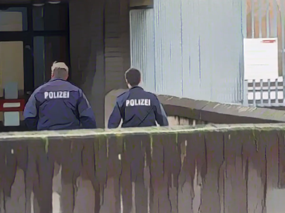 Large contingent at school: Armed pupil overpowered