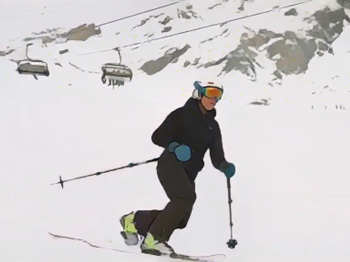 Ski season on the Zugspitze starts with fresh snow and fog