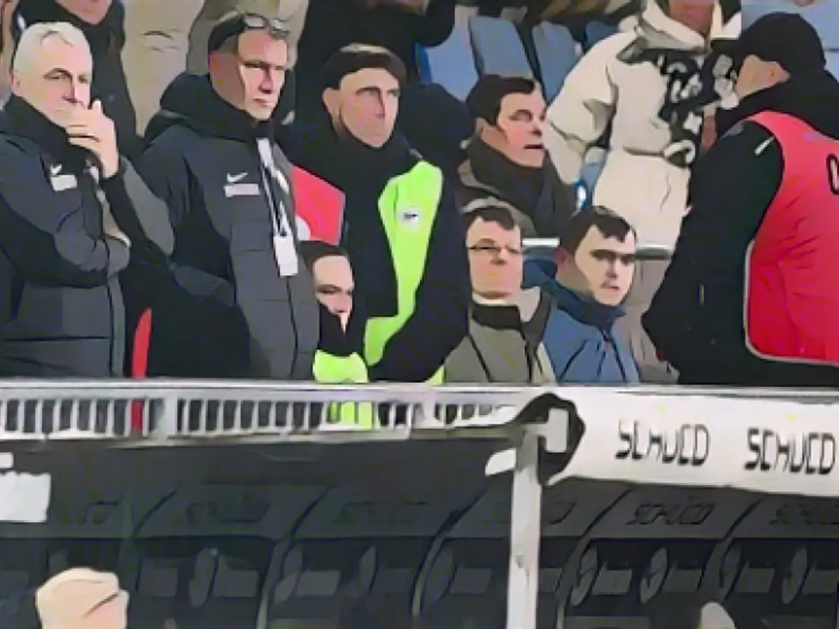 Why the Aue coach was thrown out of the interior