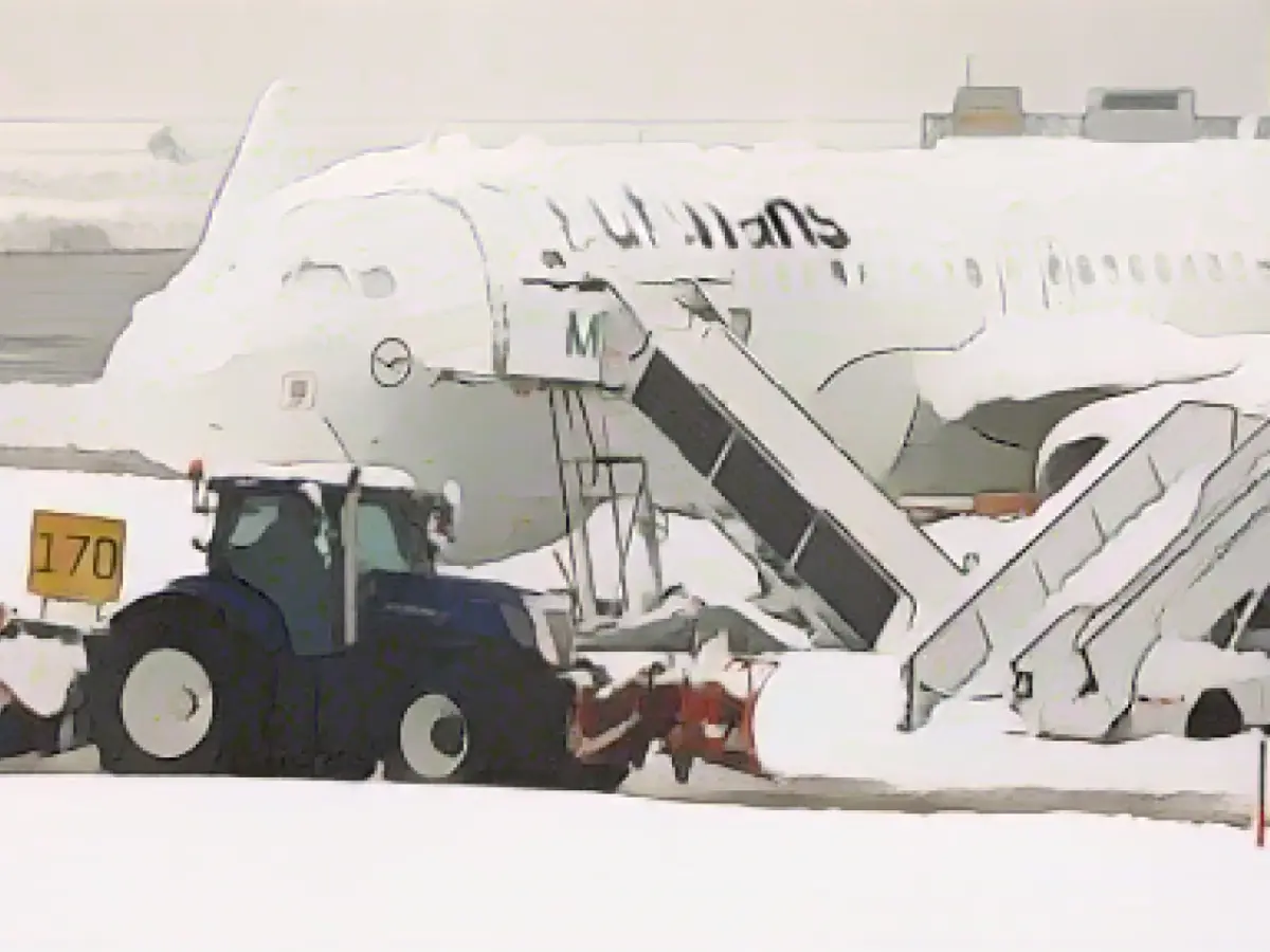 Train and flight cancellations in the north due to snowfall in the south