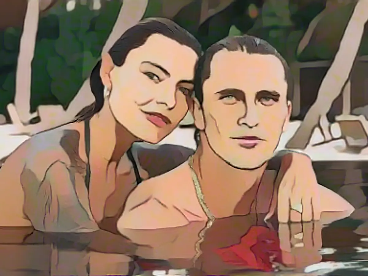 Sophia shows her vacation album