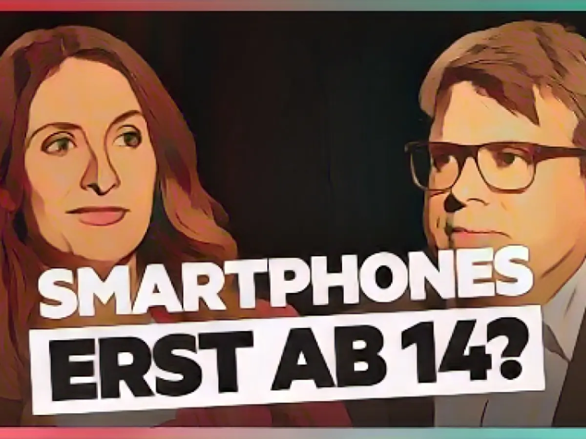 When should children be allowed to use a smartphone? Mommy blogger vs. psychologist