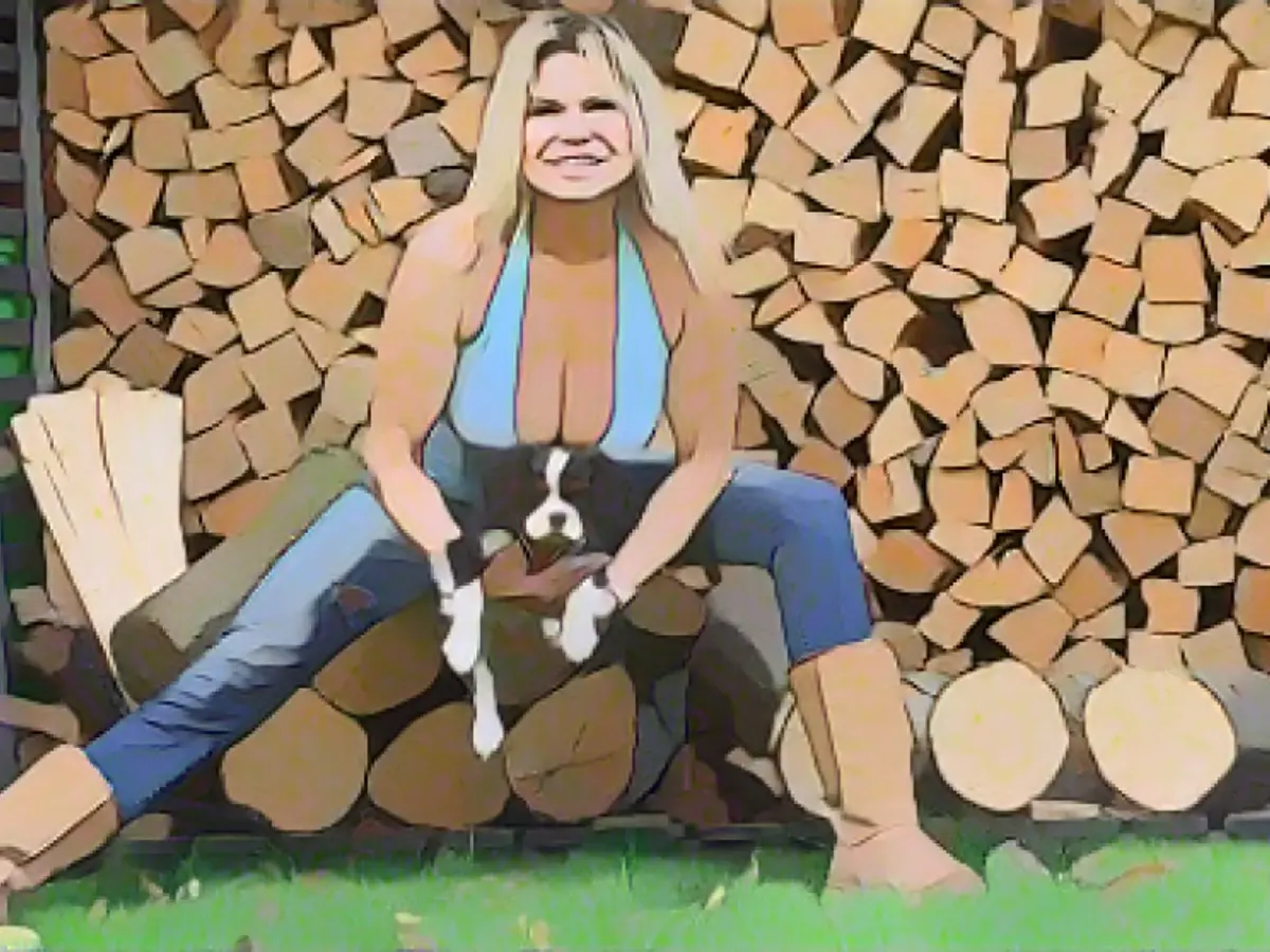 Elke Jeinsen shows her two newcomers