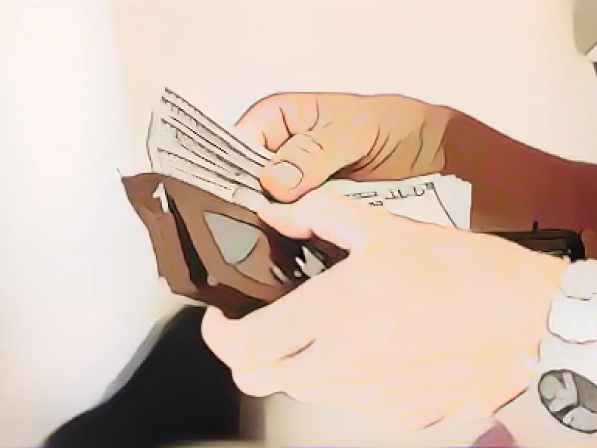 At the beginning of the epidemic, the wealth of middle-class and low-income Americans grew faster than that of high-income earners