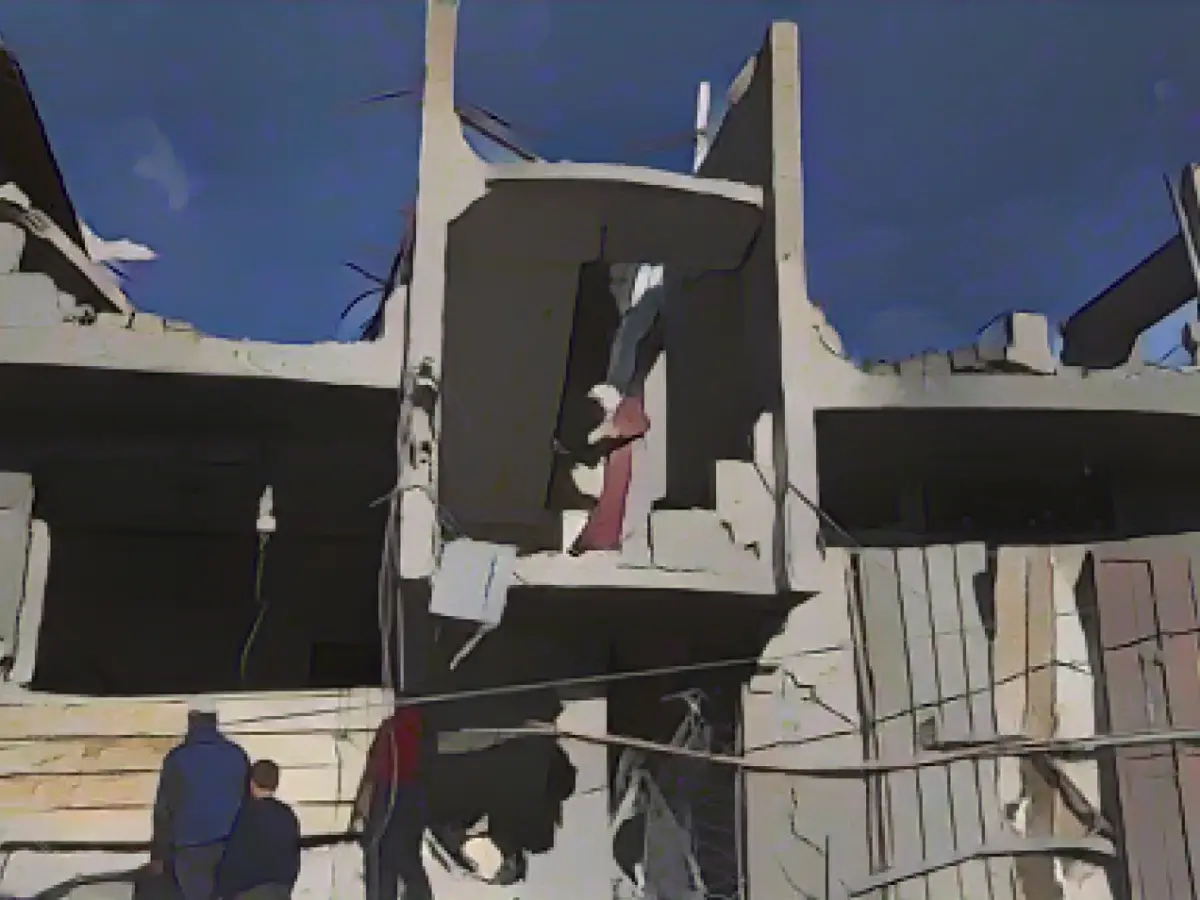 Israeli army advances in southern Gaza