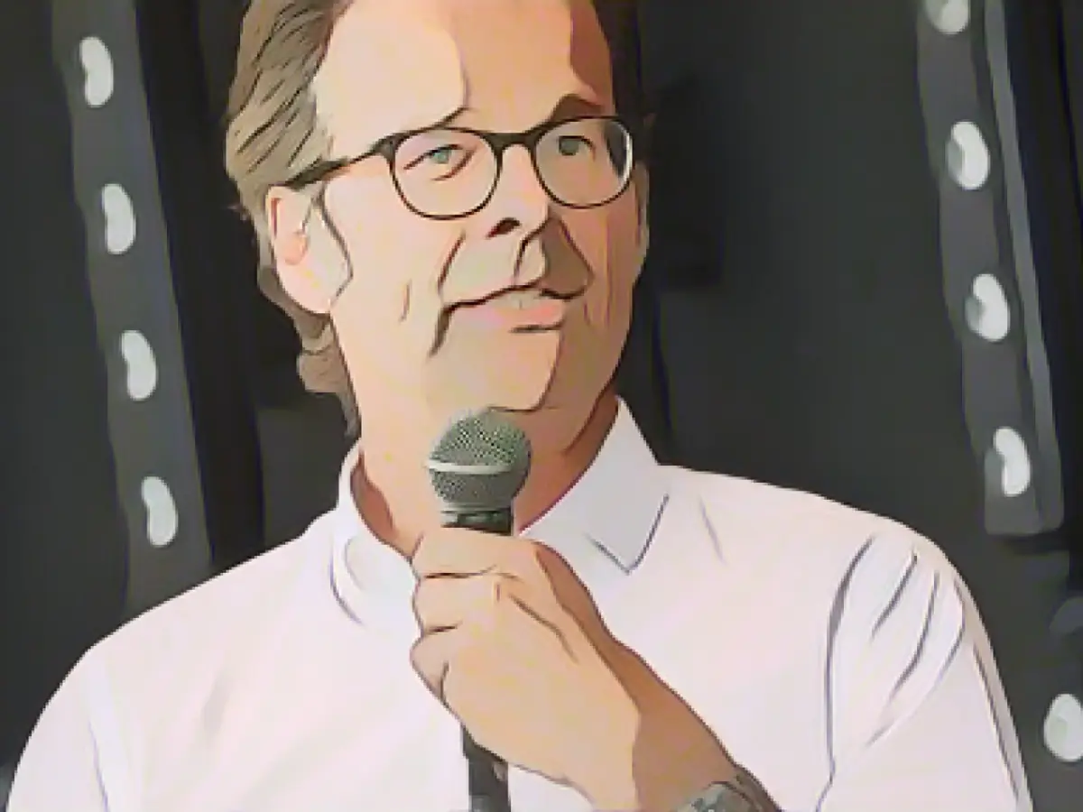 Siegmund-Schultze remains president of Karlsruher SC