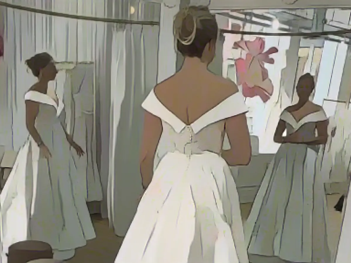 How This Hot Wedding Photo Shows the Bride in Three Different Poses at the Same Time