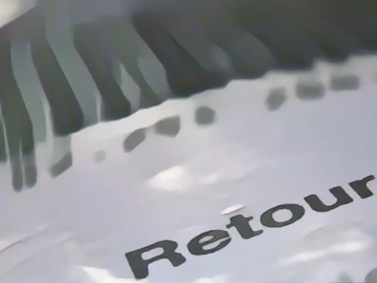 Returns cost online retailers an average of five to ten euros