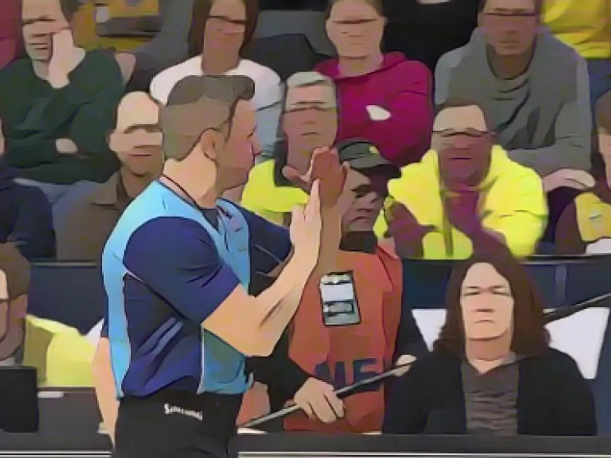 Referee becomes an eye-catcher at BBL game