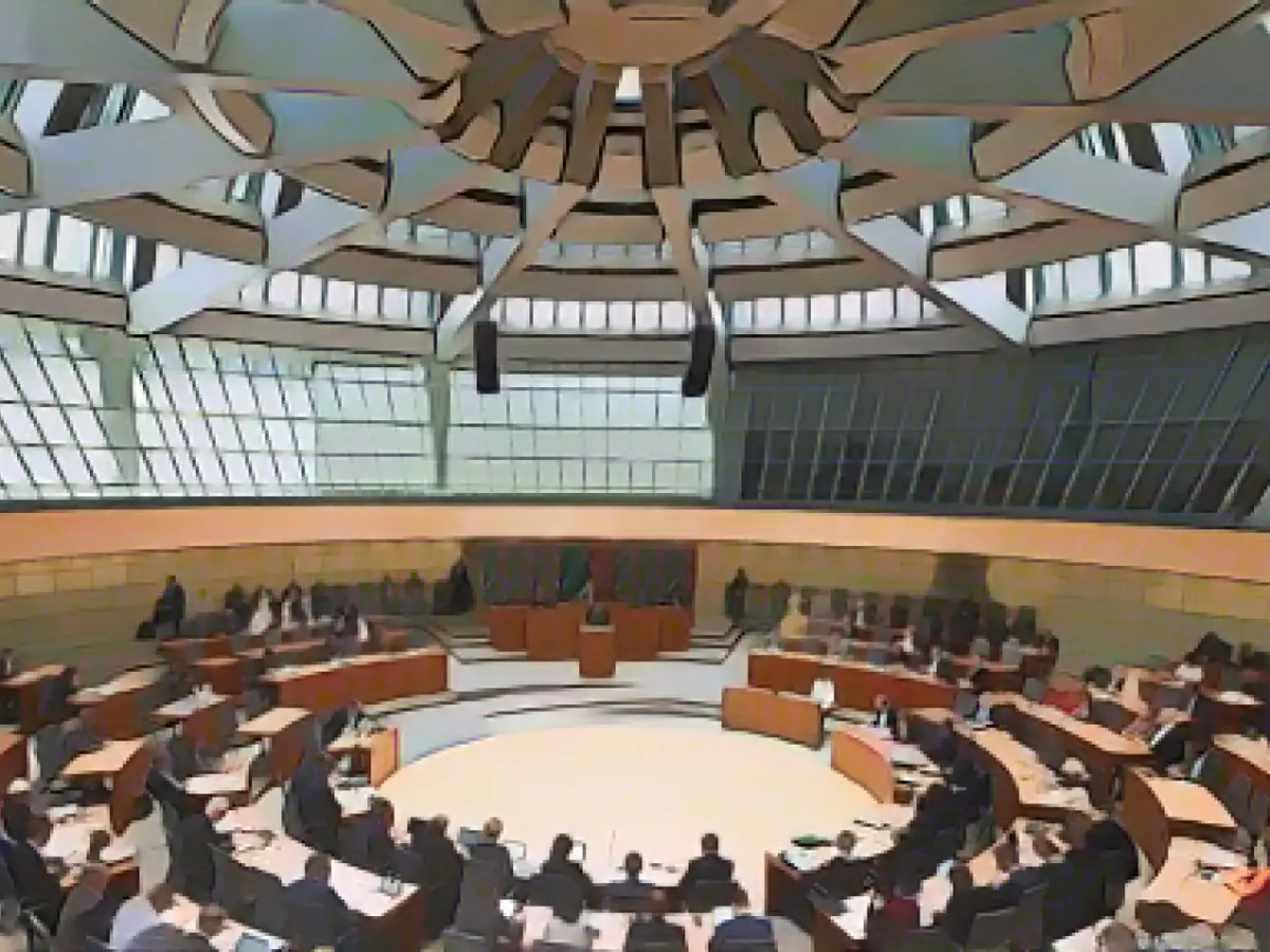 Up to 2,000 euros: state parliament plans fine for rude politicians