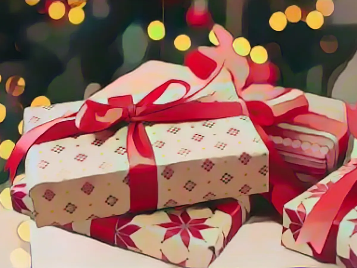 Are gifts of money a good idea for Christmas?