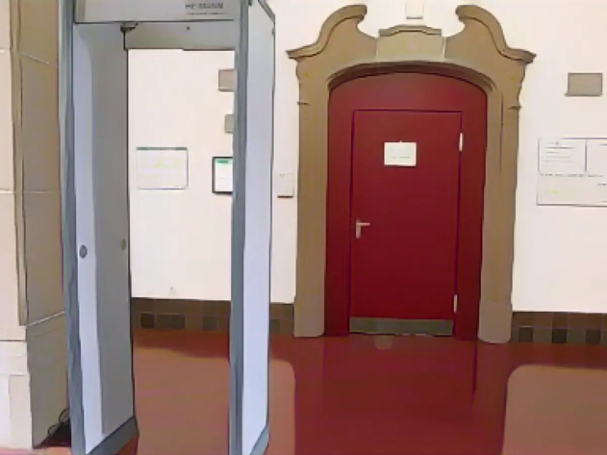 Prisoner manages to escape from district court