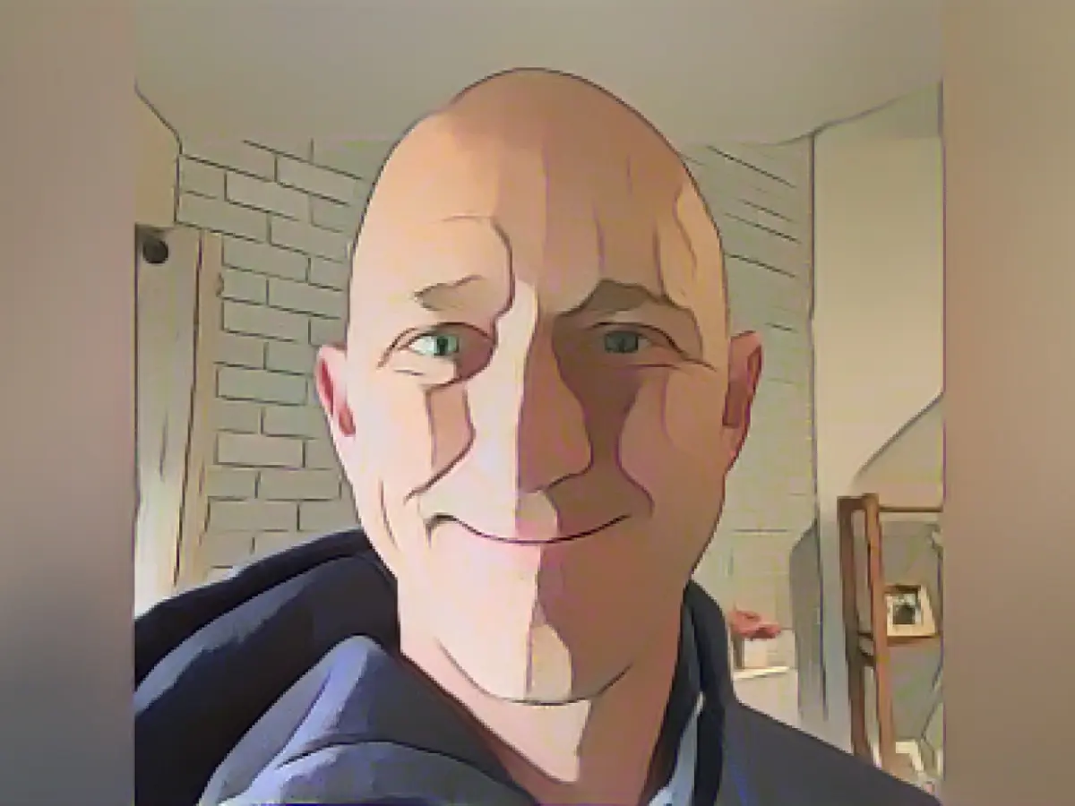 Off-duty pilot charged for trying to shut down plane engine mid-flight