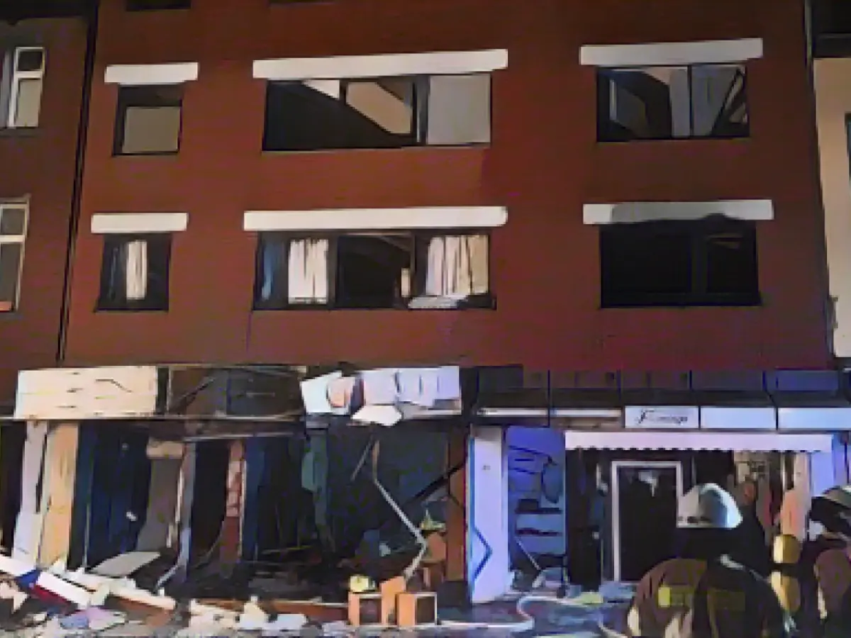 Explosion in fashion store - trial against father and son