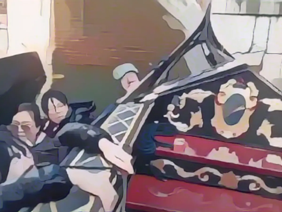 Venice gondola capsizes because of a selfie