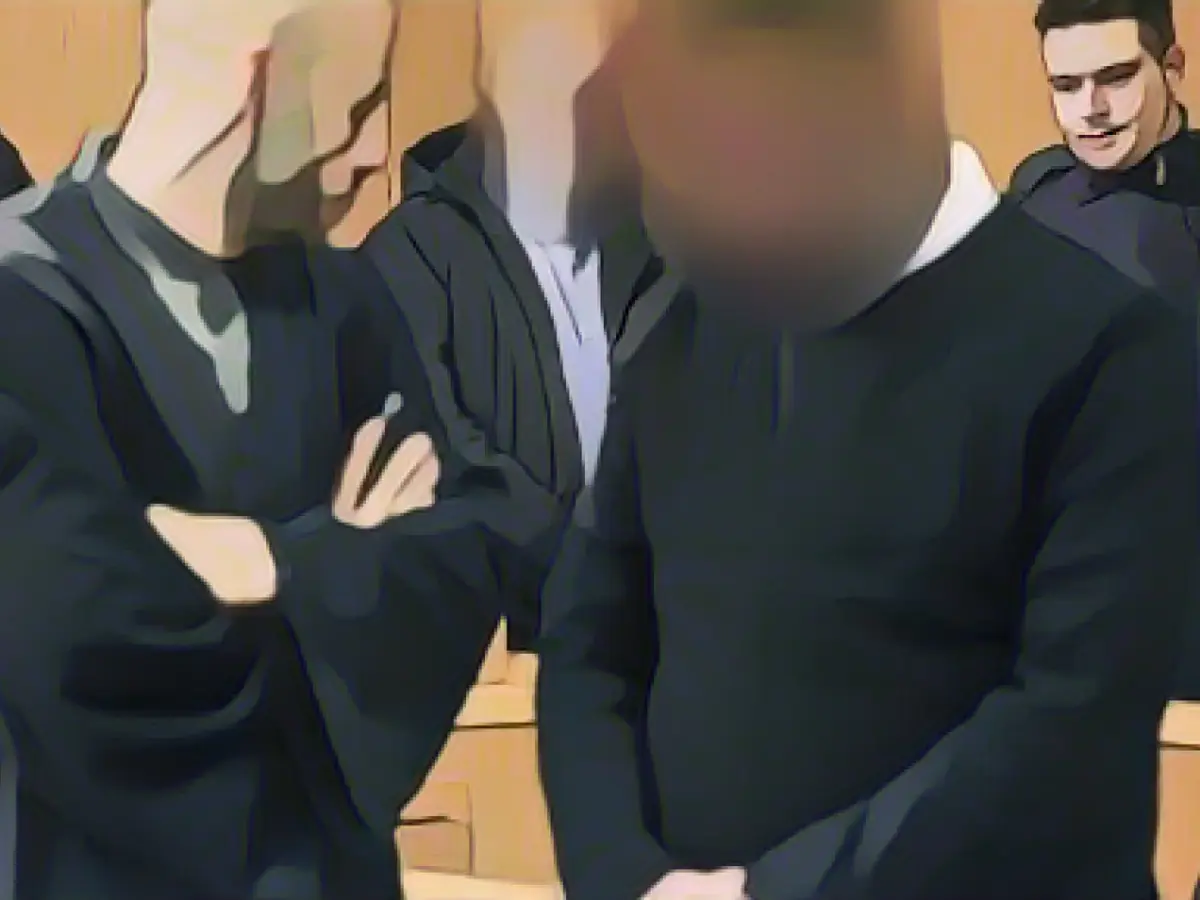 Explosion in fashion store - father and son in court