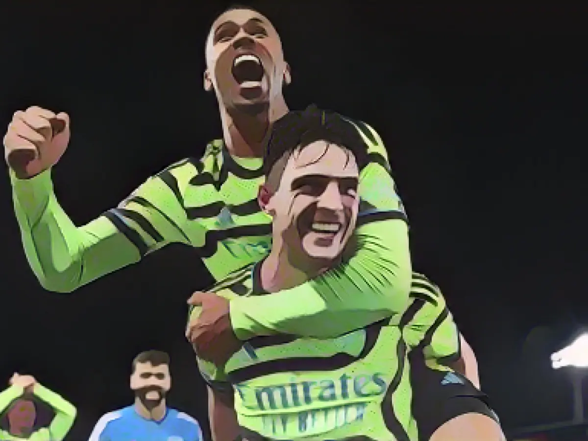 A late goal puts Arsenal five points ahead in the Premier League title race, but the goalkeeper's drubbing continues