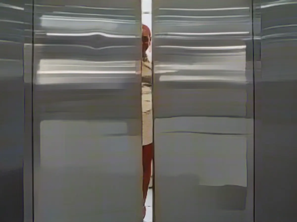 Lift out of control! Father trapped with son (1)