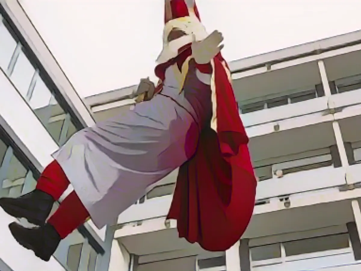 Height rescuers in Santa Claus costumes make little patients happy