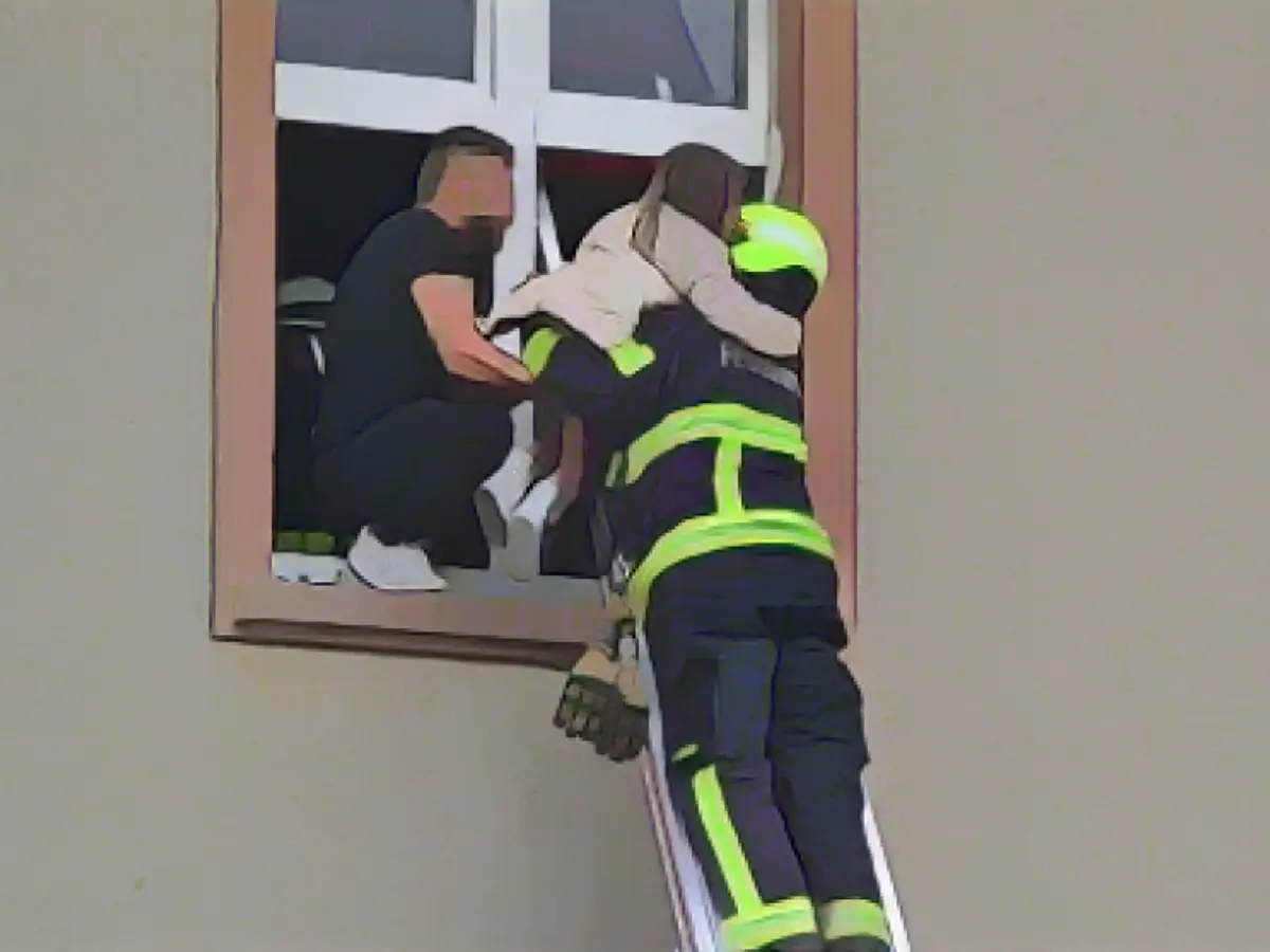 Firefighter hero rescues girl from burning house