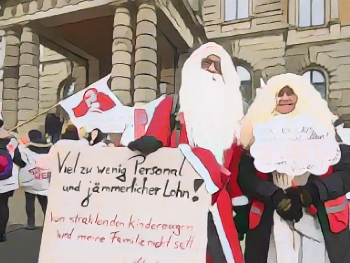 Thousands of state employees on warning strike