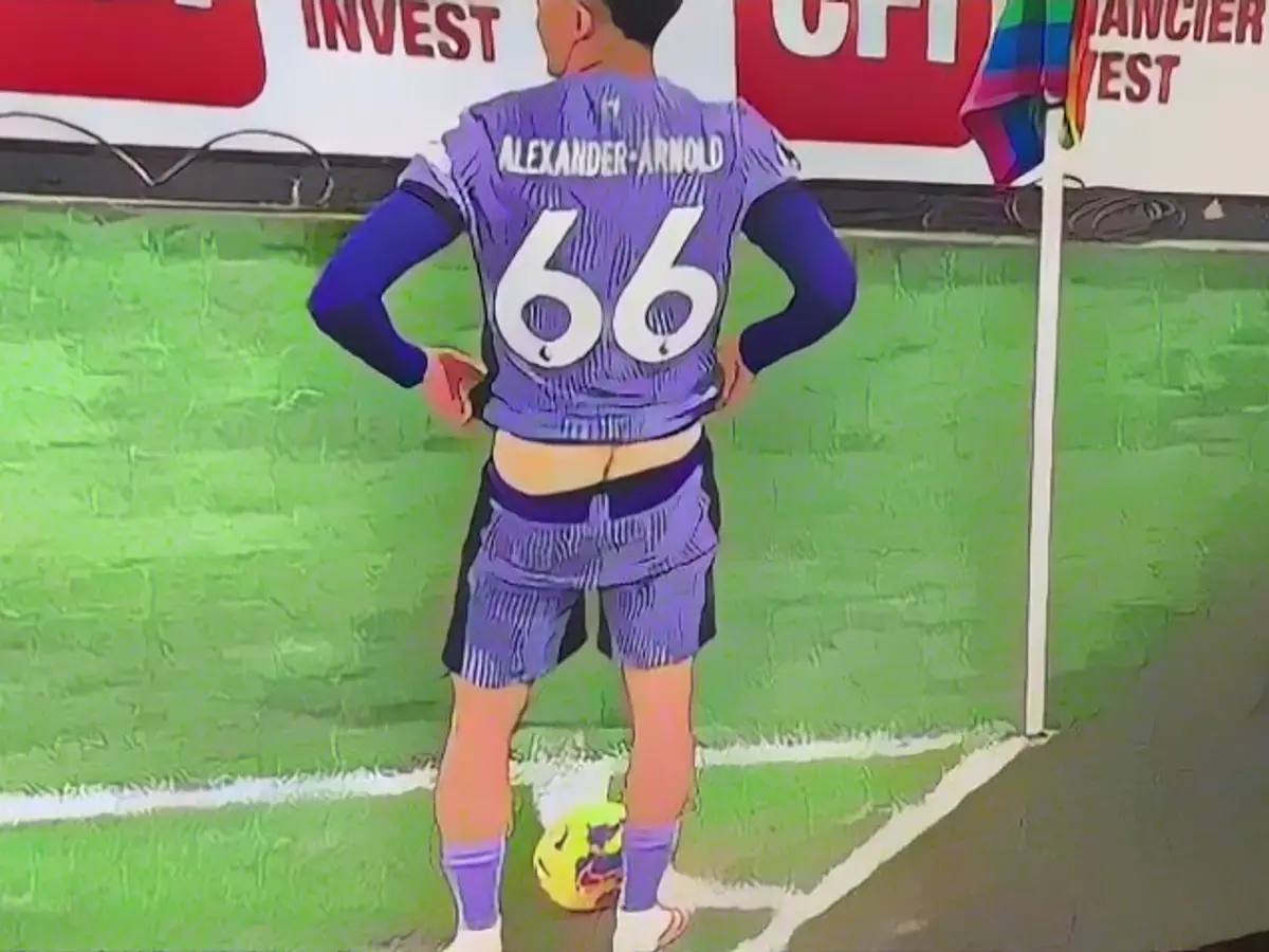 Klopp star pulls down his pants