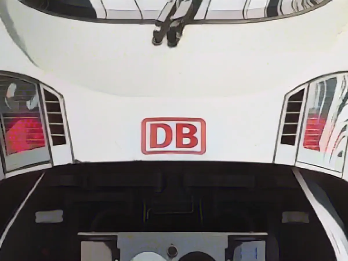 Signal box malfunction stops train with 200 passengers for hours