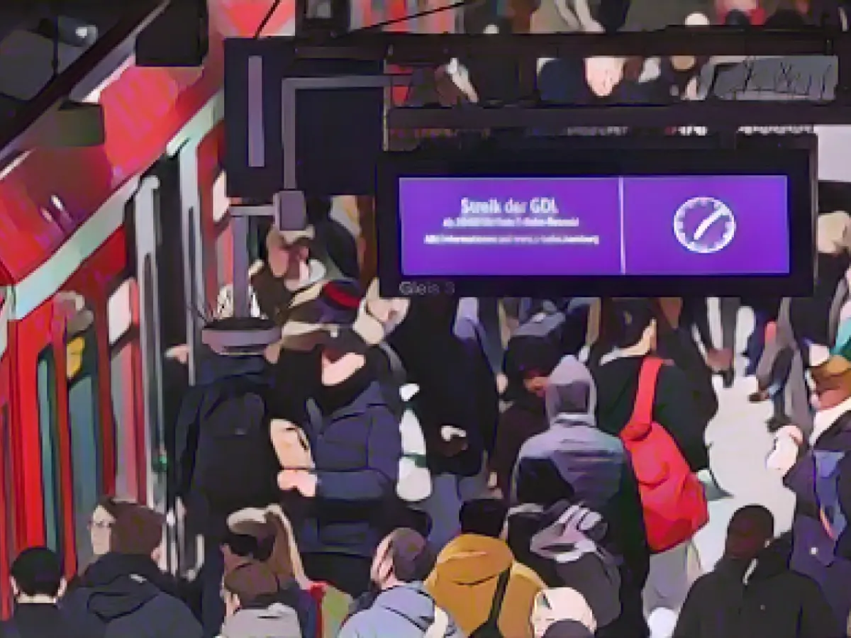 After the snowstorm, the train drivers go on strike: chaos follows with short notice