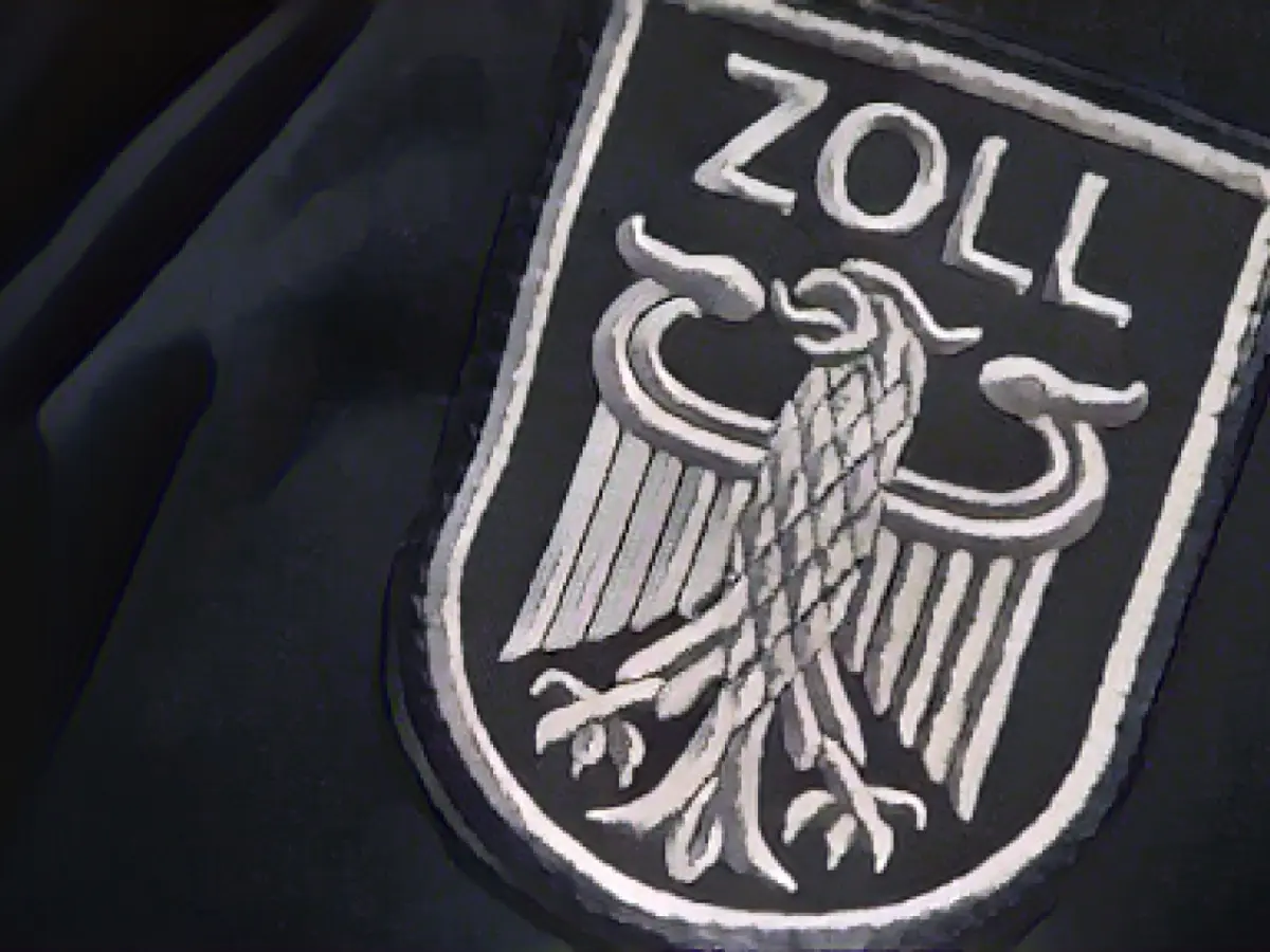 Man hides 19,400 euros under car on the run from customs