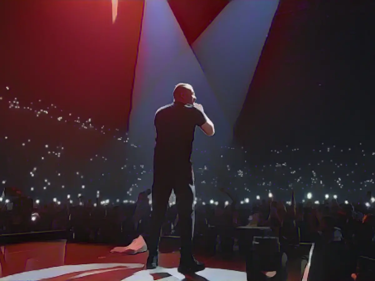 The concrete of Marseille, the sounds from Ibiza: Rapper Jul breaks all records. Soon to be here too?