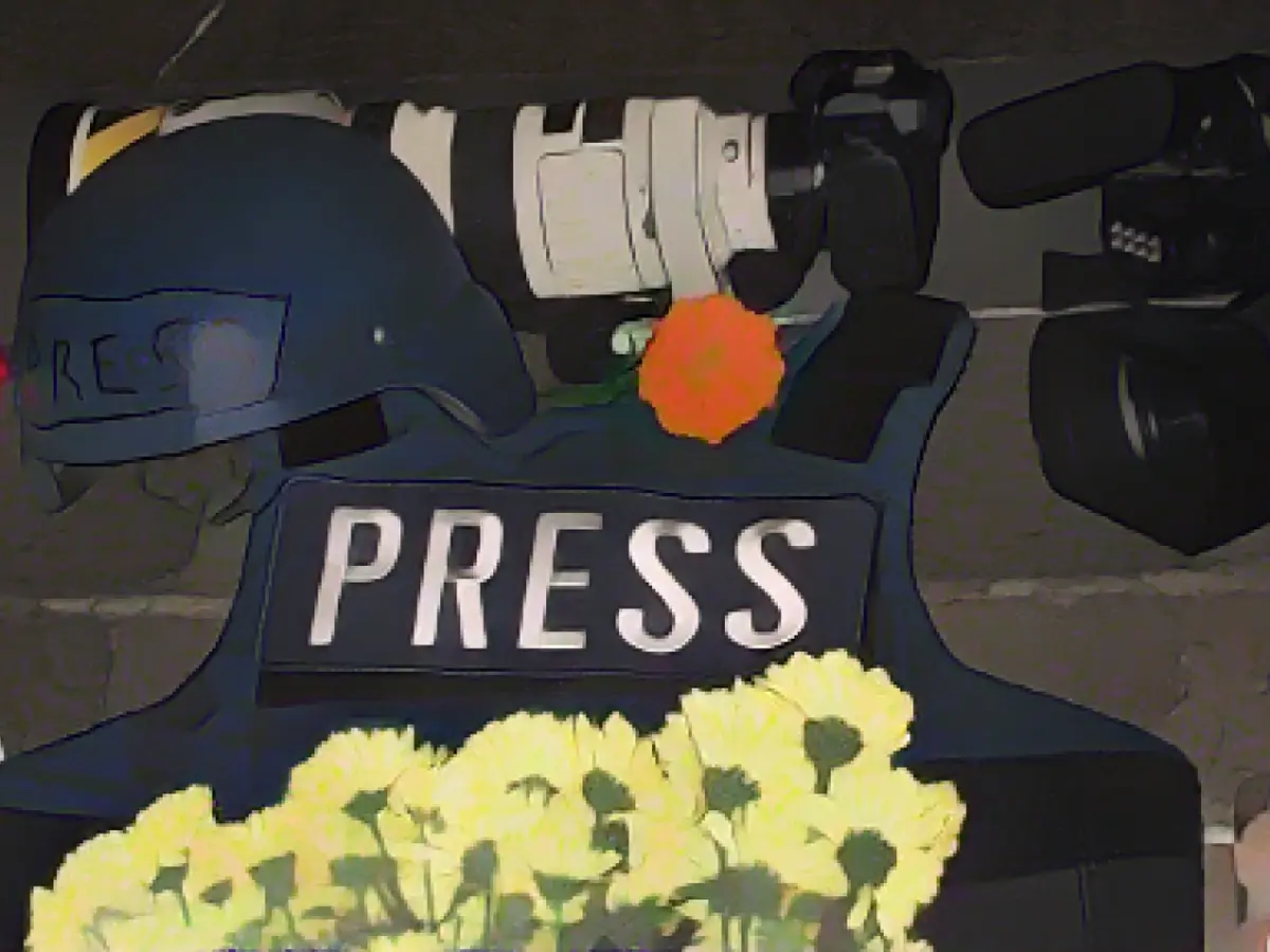 Journalists in Lebanon probably hit by Israeli tank shell