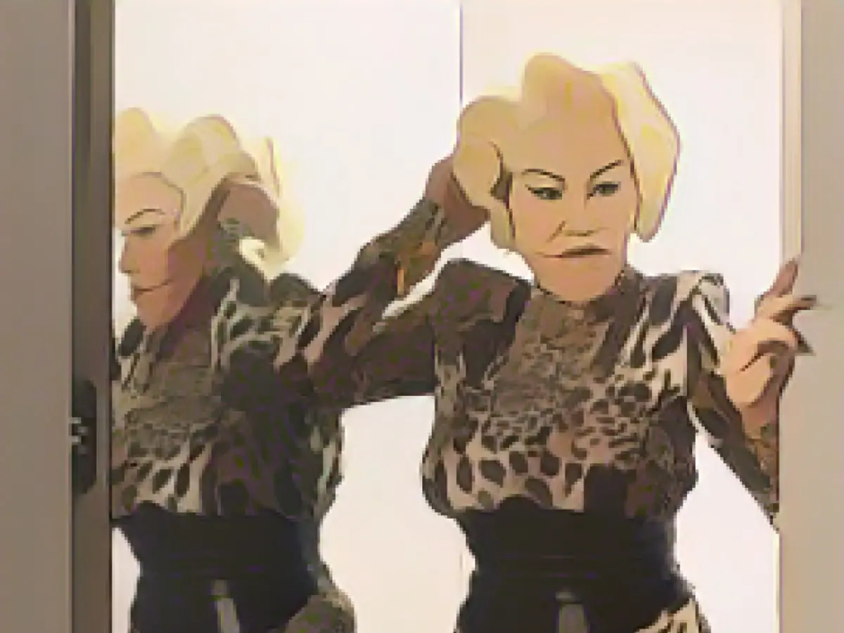 "Cat woman" purrs in leo look