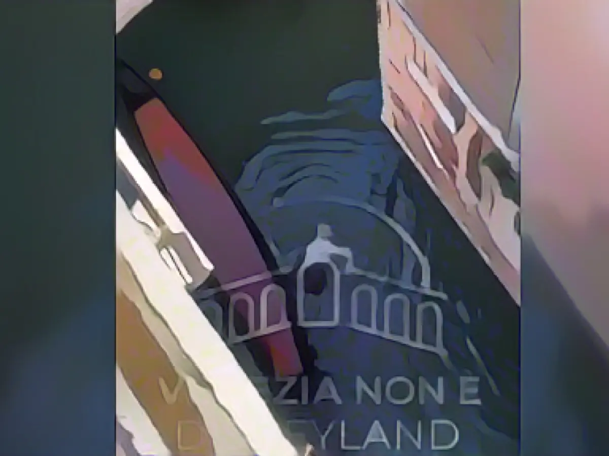 Tourist takes selfie as gondola capsizes in Venice