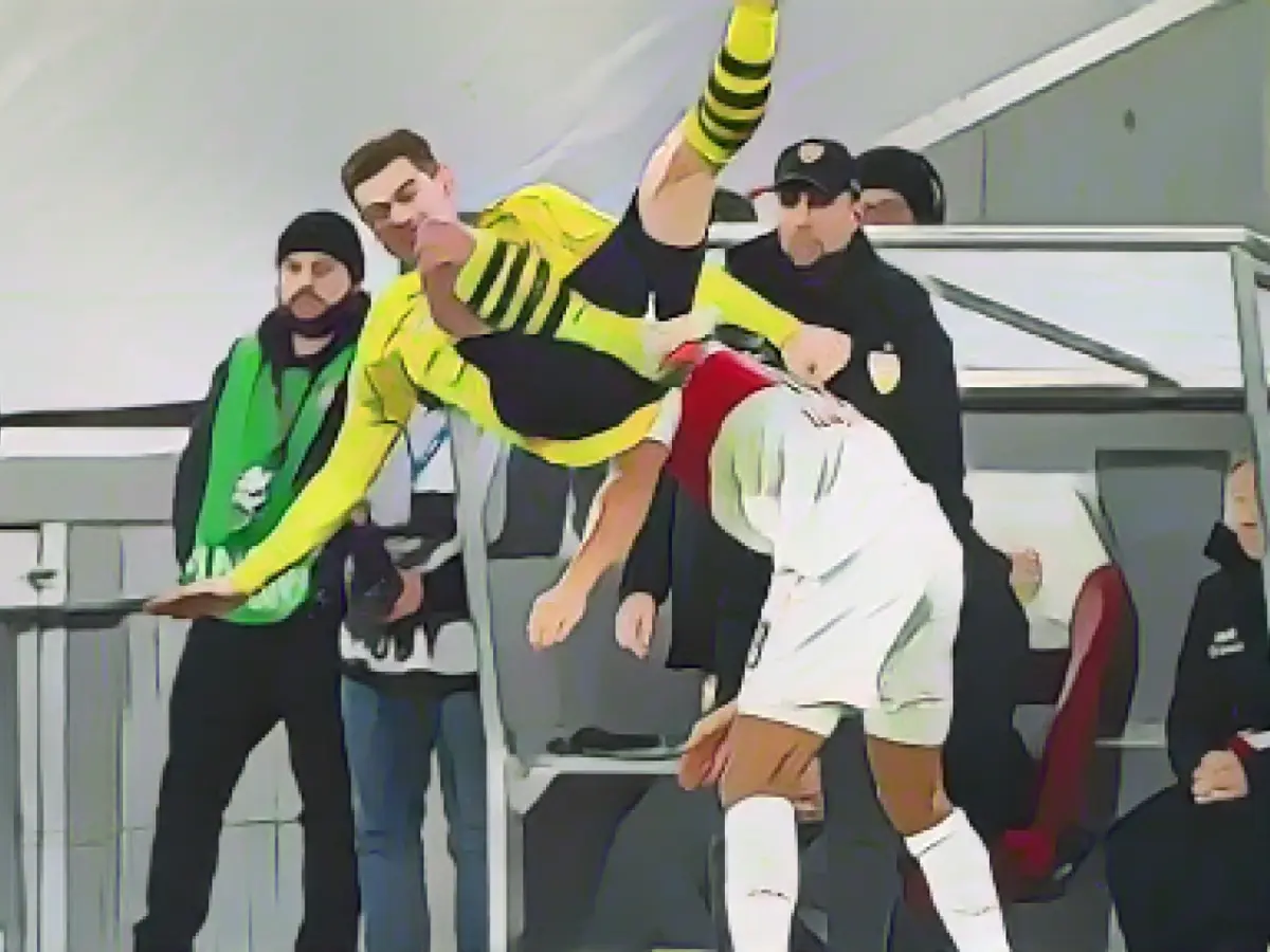 According to Sky: Dortmund's Ryerson out for the rest of the year