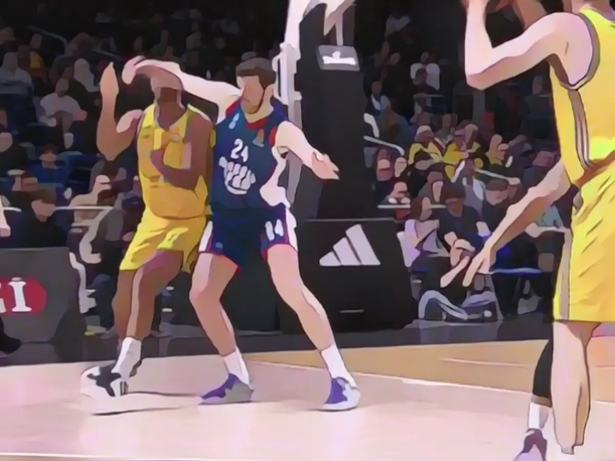 World champion takes a nasty elbow blow